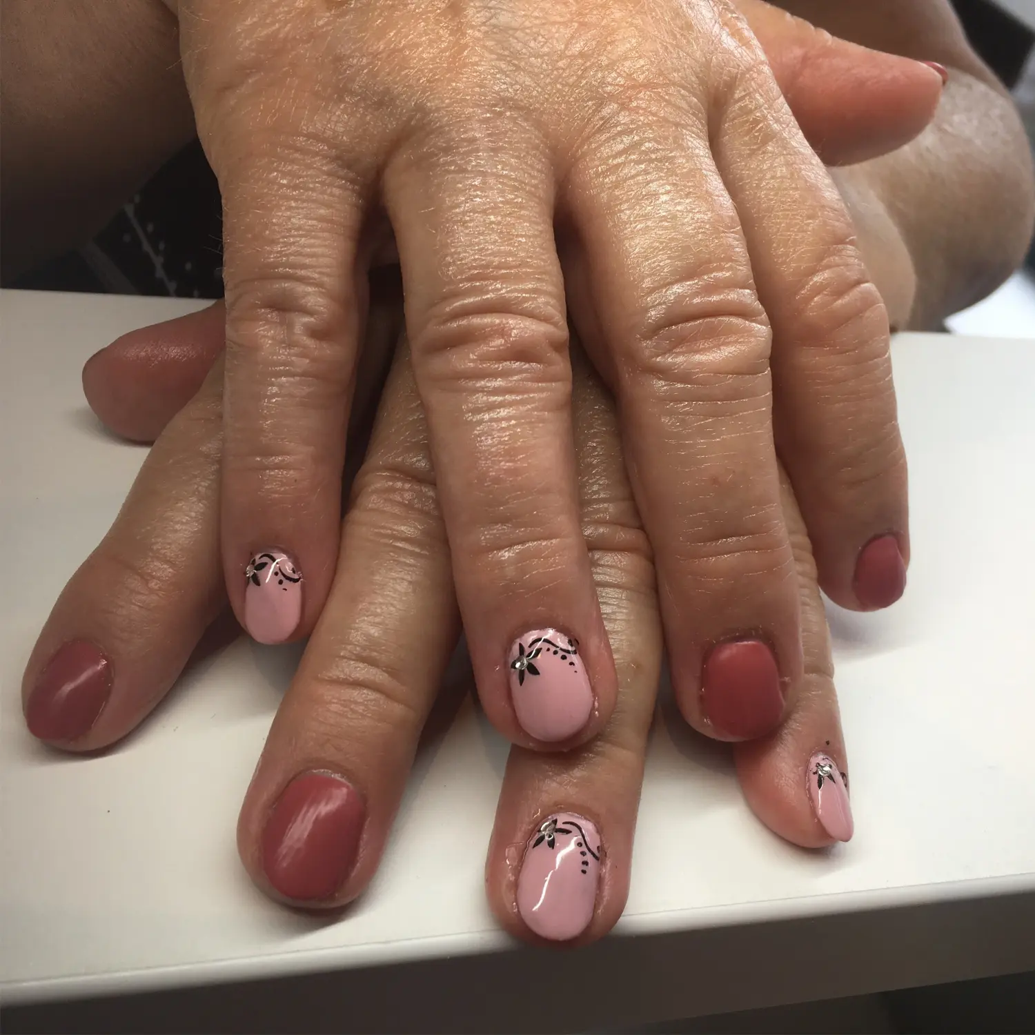 Handpflegebehandlung von Haut und Haarstudio Caroline Julke