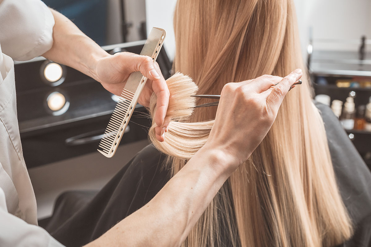 Haarschnitt blonde lange Haare in Usedom